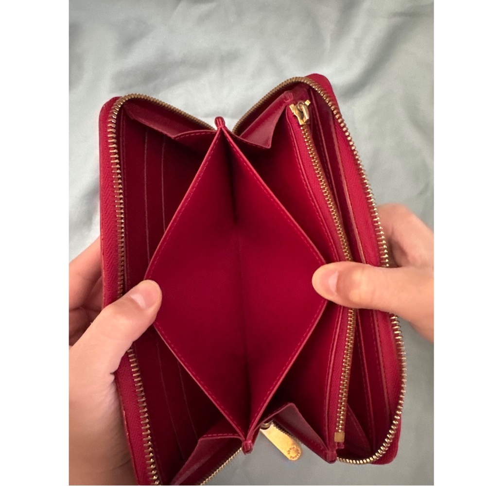 Louis Vuitton Red Monogram
Embossed Vernis Leather Wallet - Picture 12 of 16